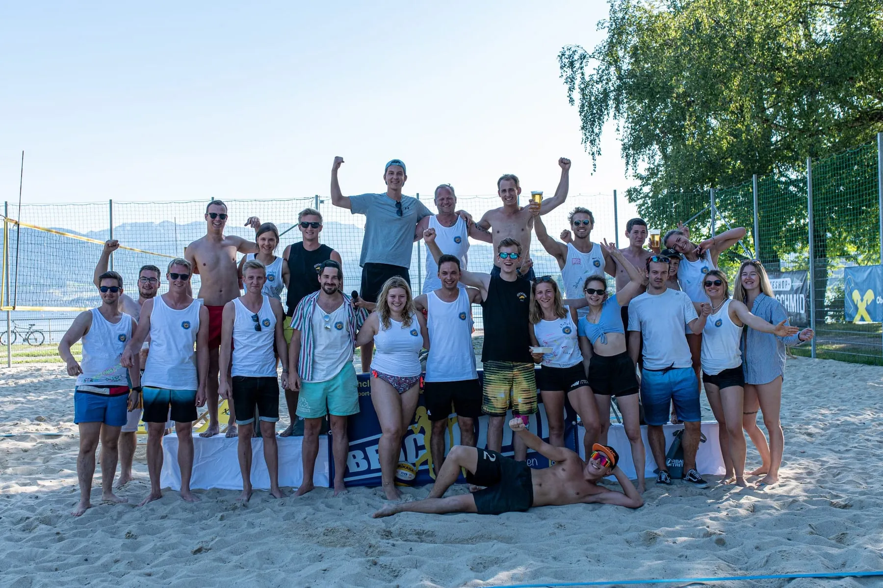 Gruppenfoto aller Teilnehmer beim Beachcamp Gmunden 2022