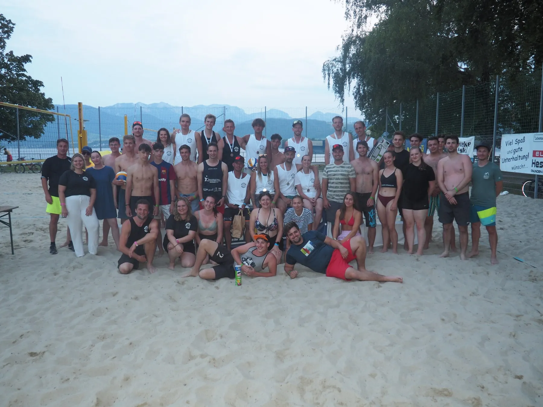Gruppenfoto aller Teilnehmer beim Beachcamp Gmunden 2024