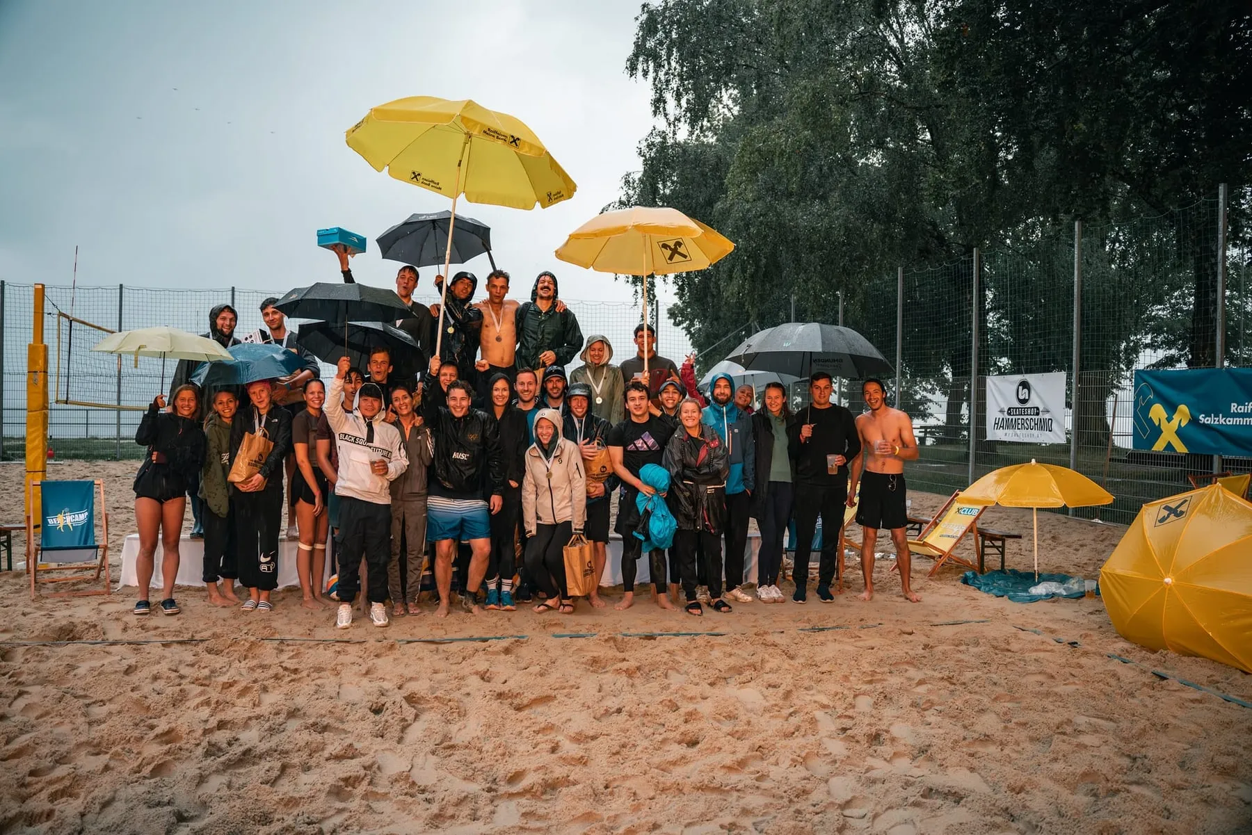 Gruppenfoto aller Teilnehmer beim Beachcamp Gmunden 2025