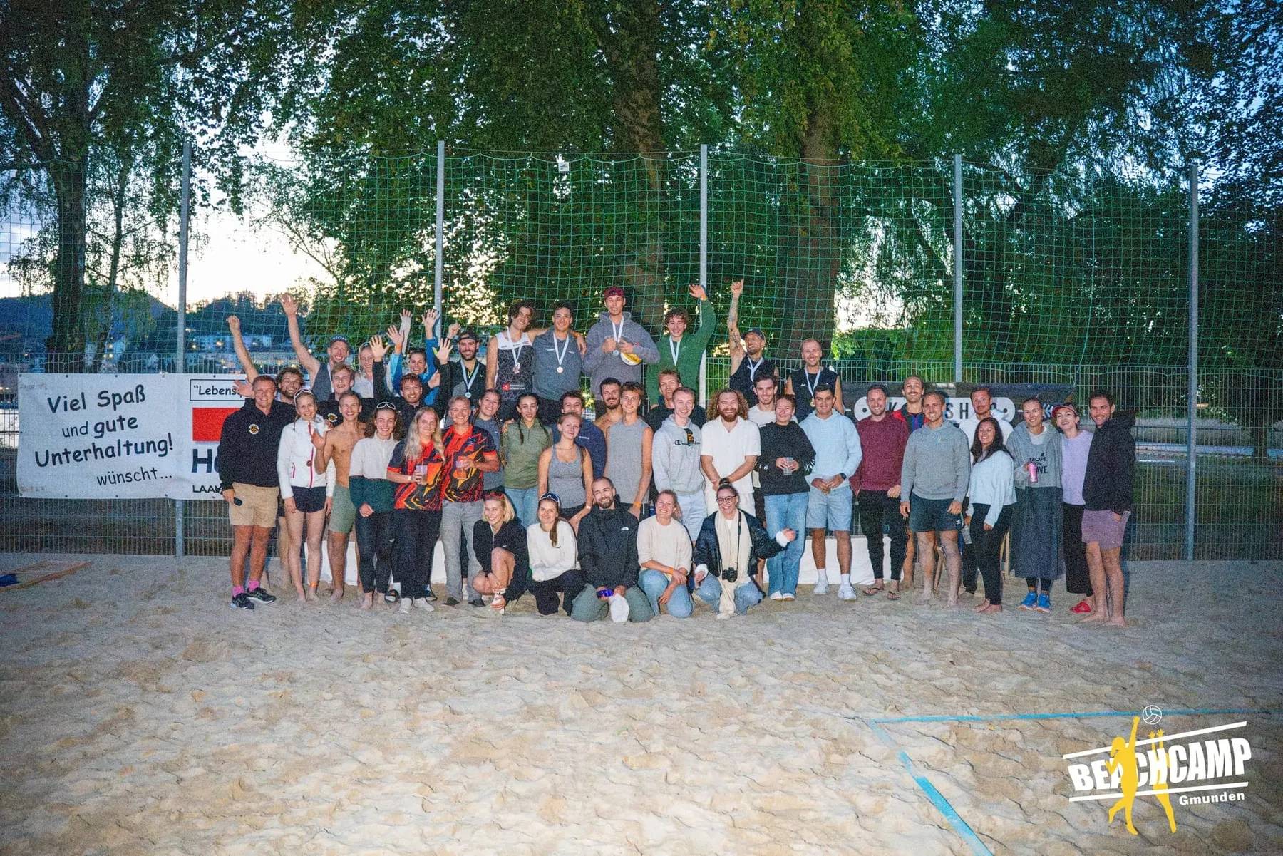 Gruppenfoto aller Teilnehmer beim Beachcamp Gmunden 2026